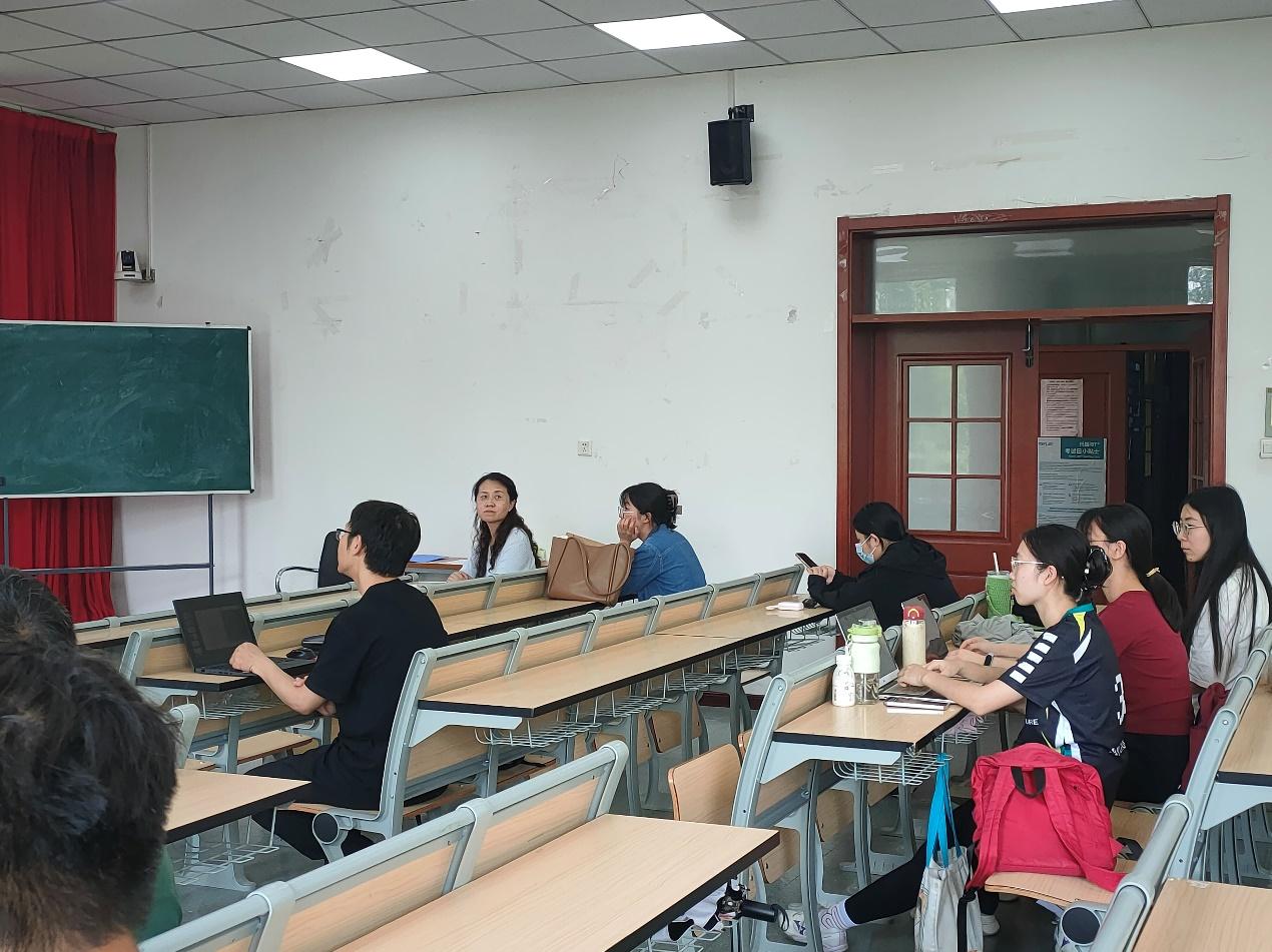 为360体育频道官网首页师生作题为“