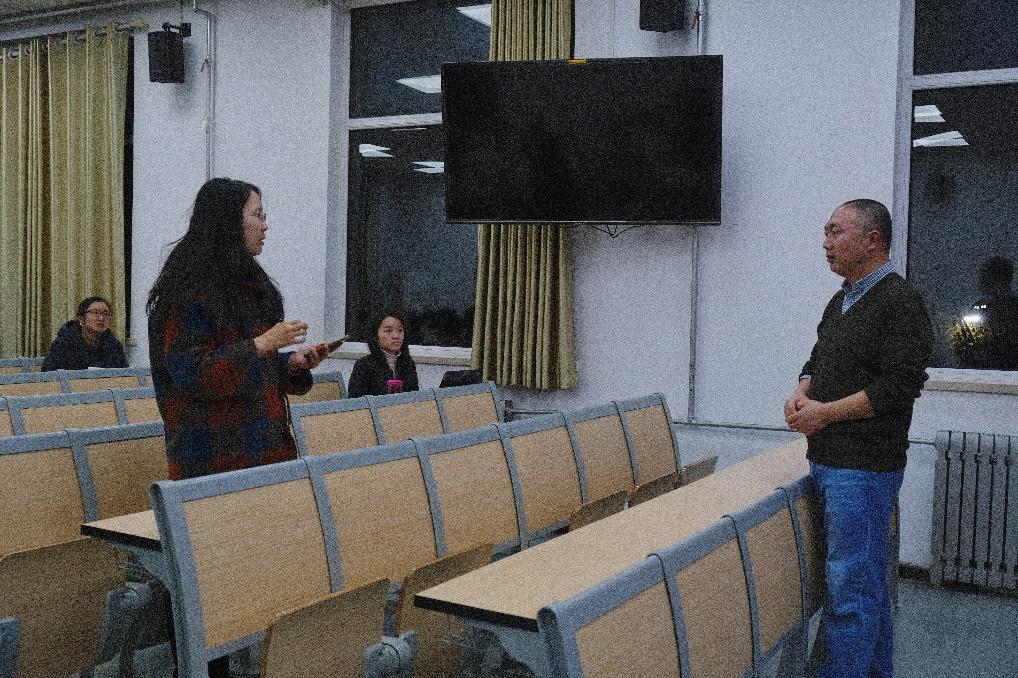 为360体育频道手机版登录师生作题为
