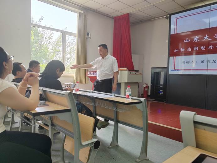 中国外文局翻译院院长黄玉龙应邀出席久
