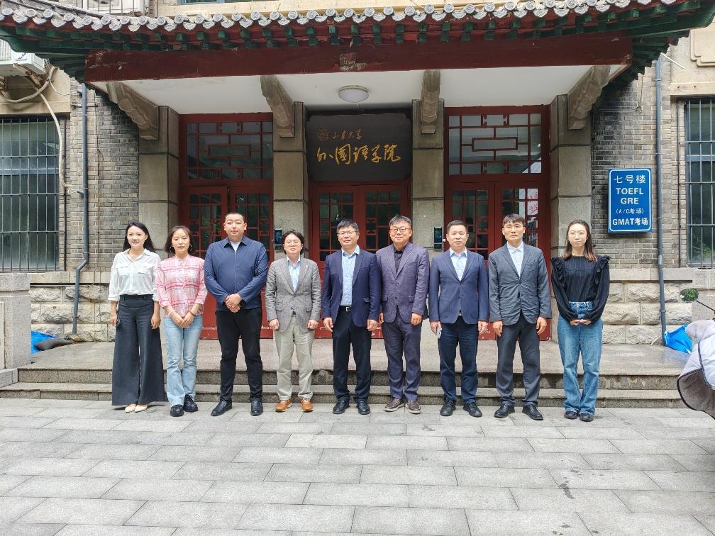 韩语系主任刘畅及相关教师参加座谈